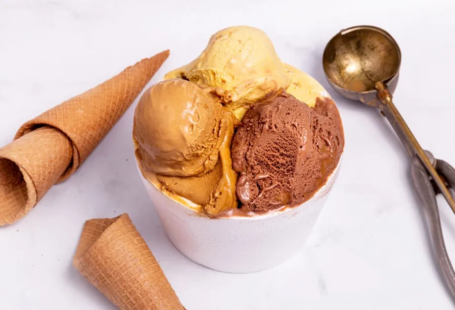 Pote de helado con chocolate, dulce de leche y crema