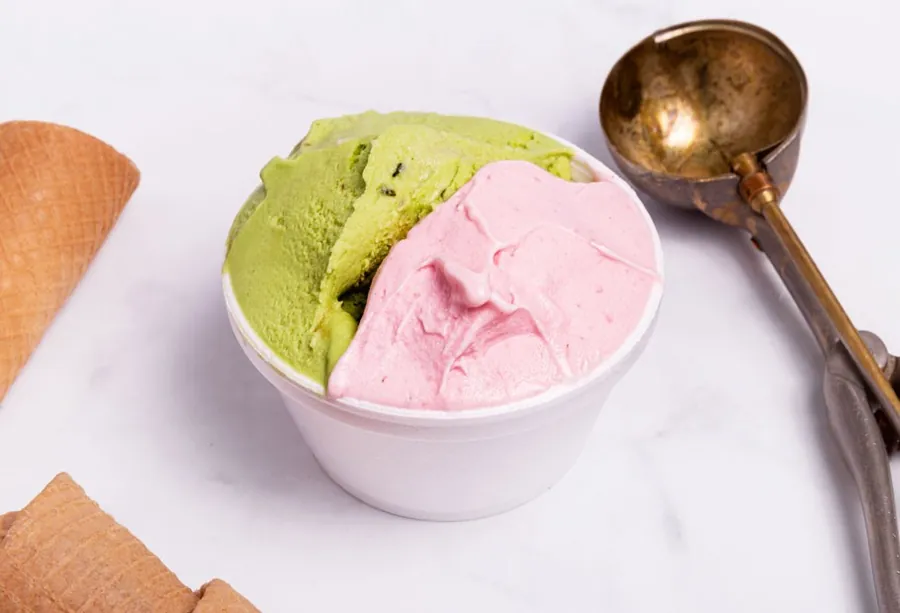 Pote de helado con pistacho y frutilla