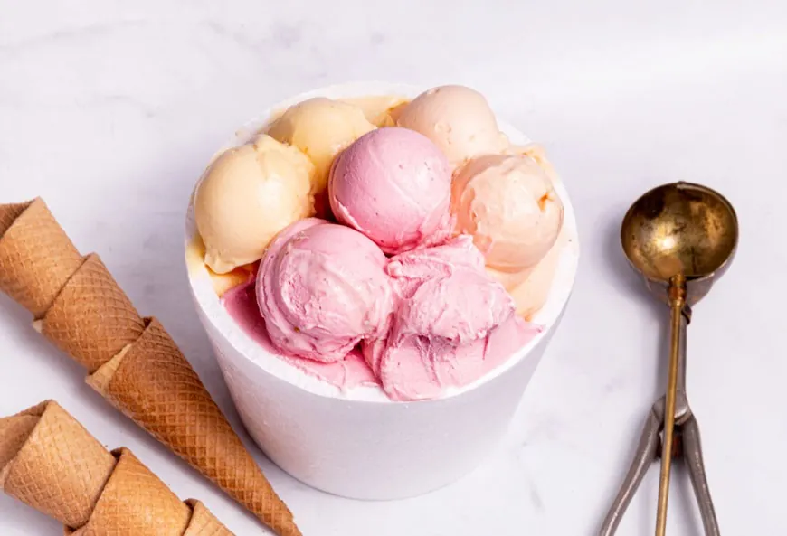 Pote de helado sin azúcar con crema y frutilla